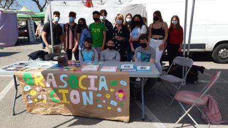 070521 Campanya solidària càncer infantil- alumnat de 3r C Eso de l'institut Les Vinyes 1.jpg