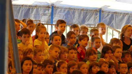 300522 Mostra Pallassos_infants escola Vora del Mar.JPG