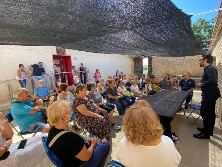 Espectacle màgia de Gerard Borrell juliol 2022_Casal estiu gent gran.jpg